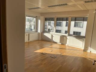 Bureaux à louer dans un immeuble très proche de la Gare Centrale, d'une surface totale de 7.000 m² répartie sur 7 étages. Idéalement situé proche des transports en commun. Ce bâtiment offre des open spaces lumineux. Belle visibilité. Conditions intéressantes.<br />Parking intérieur: à déterminer.<br />Bureau disponible à partir de 1/11/2023.