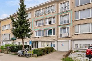 Ruim drie slaapkamer appartement te koopGelegen aan de Bisschoppenhoflaan 244 te 2100 Deurne.U betreedt het appartement via de inkomhal met toegang...