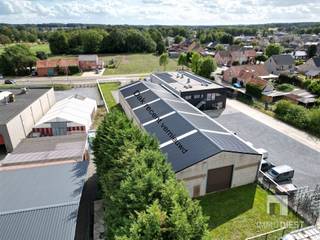 ZOEKT U RUIMTE? WIJ HEBBEN RUIMTE! Magazijn van 750m² (50m x 15m) met ruime buitenruimte en zeer vlotte bereikbaarheid.Gelegen in een strategische...