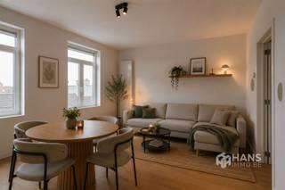 <p><span> </span></p><p><span>Gelegen op de Boomsesteenweg woon je hier op een uiterst strategische locatie, ideaal voor wie zich dagelijks met de wagen verplaatst. Ook pendelaars zitten hier goed: bus-, tram- en treinverbindingen bevinden zich binnen handbereik. Bovendien bereik je in geen tijd de winkelcentra van Hoboken en Wilrijk, wat zorgt voor extra praktisch comfort in het dagelijkse leven.</span></p><p><span> </span></p><p><span>Het appartement bevindt zich op de bovenverdieping van een kleinschalig gebouw bestaande uit 4 appartementen. Het dak is conform geïsoleerd en er zijn aparte meters voor gas, water en elektriciteit. In 2020 werd het appartement volledig en met oog voor detail gerenoveerd. Het werd sindsdien netjes onderhouden, waardoor je hier zonder bijkomende werken of zorgen je intrek kan nemen. De elektriciteit is conform en de ramen zijn voorzien van dubbele PVC-beglazing.</span></p><p><span> </span></p><p><span>Je betreedt het appartement rechtstreeks in de lichtrijke leefruimte met open keuken (21 m²). De keuken is volledig uitgerust met kookvuur, dampkap, ingebouwde oven, vaatwasser, koelkast, vriezer en wasmachine met ingebouwde droogkast. Alles wat je nodig hebt voor comfortabel dagelijks gebruik. De parketvloer zorgt voor een warme uitstraling en loopt naadloos door in de aangrenzende slaapkamer (15 m²). Achteraan bevindt zich de badkamer (4 m²), ingericht met een douchecabine, lavabomeubel, toilet en handdoekdroger.</span></p><p><span> </span></p><p><span>Ben je op zoek naar een betaalbaar appartement of een interessante investering? Mis deze kans niet! Bewoonbare opp. 42 m² ref.: bruto vloeropp. EPC. Voor meer info of een gratis schatting surf naar </span><span><span>www.hansimmo.be</span></span></p><p><span> </span></p>