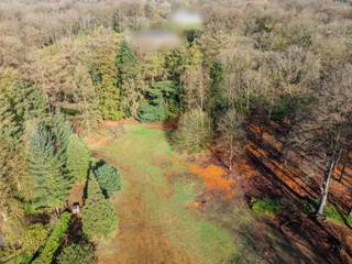 <p>Ontdek een uitzonderlijk perceel bouwgrond van maar liefst 12.465 m², gelegen in het exclusieve Vriesdonk; een van de laatste beschikbare bouwgronden in het hart van deze gegeerde wijk.</p>
<p>Dit unieke stuk grond maakte in de 17e eeuw deel uit van het historische domein van het kasteel Ter Borght en beschikt vandaag nog over een indrukwekkend, volwassen bomenbestand met majestueuze beuken en statige eiken.</p>
<p>Het perceel (Lot 11322E0302/00N000) wordt aangeboden als bouwgrond met door Maison Osaïn zorgvuldig uitgewerkte, architecturaal doordachte plannen, zoals weergegeven in de impressies. De aanvraag voor de bouwvergunning is momenteel lopende. Plannen kunnen op aanvraag worden ingekeken. Er is echter geen bouwverplichting.</p>
<p>De toekomstige villa wordt discreet ingebed in het idyllische bosdecor. De ontwerpvisie van Maison Osaïn vertrekt vanuit een harmonieuze dialoog tussen architectuur en natuur, met een sterke focus op duurzaam wonen, hoogwaardige materialen en het creëren van een gezond, evenwichtig leefklimaat.</p>
<p>Een zeldzame opportuniteit voor wie op zoek is naar absolute privacy en een unieke woonbeleving in perfecte harmonie met de natuur.<br /><br />Voor meer informatie of een bezoek ter plaatse kan u vrijblijvend contact opnemen met Stephanie via stephanie@reds.be of telefonisch op 0476/90 95 94</p>