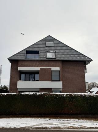 Vlak buiten het centrum van Beringen vinden we in de Pieter Bruegelstraat dit knus appartement met twee slaapkamers terug.De keuken werd heel recent...