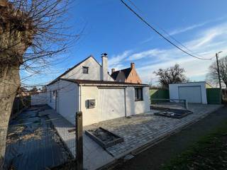In een uitzonderlijk rustige en groene omgeving, gelegen in een doodlopende zijstraat, bevindt zich deze charmante woning aan de Edingsesteenweg...