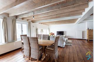 Zeer aangename duplex met uitzonderijk aangenaam terras te koop in het centrum van Geraardsbergen, tegen de markt.Via een brandwerende deur kom je...