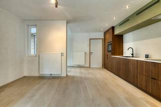 Gerenoveerd appartement (98m²) met één slaapkamer en terras gelegen op de eerste verdieping. Het appartement is centraal gelegen aan het Zevensterreplein op wandelafstand van de Markt en het station. Fietsenberging voorzien in het gebouw.<br /><br />Indeling:<br />- inkom<br />- geinstalleerde keuken voorzien van kookplaat, oven, vaatwas, koelkast, diepvries en dampkap<br />- lichtrijke leefruimte met eetplaats en zithoek<br />- ruime slaapkamer<br />- badkamer met douche en wasmeubel<br />- apart toilet<br />- praktische technische ruimte/berging<br />- terras<br /><br />Troeven: <br />- gunstig EPC<br />- centraal gelegen<br />- instapklaar<br />- geen lift, lage kosten<br /><br />Bent u op zoek naar een appartement te koop in Veurne? Contacteer ons voor een afspraak!<br /><br /><br /><br />Bestuursmaatregelen in het maatregelenregister: in aanvraag