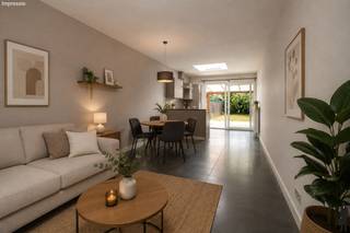 Op zoek naar een instapklare woning met een praktische indeling, veel natuurlijk licht en een centrale ligging? Dan is dit gezellige rijhuis in Beveren zeker een bezoek waard. Dankzij de garage, twee volwaardige slaapkamers, de aangename tuin en een gunstige EPC-score C vormt deze woning een ideale thuisbasis. Bovendien ligt het centrum van Beveren op slechts vijf minuten fietsen.<br /><br />Gelijkvloers<br />Garage met plaats voor een wagen en fietsen<br />Inkomhal<br />Gezellige leefruimte<br />Open, volledig uitgeruste keuken<br />Praktische berging<br />Apart gastentoilet<br />Schuifraam naar het overdekte terras<br /><br />Eerste verdieping<br />Ruime eerste slaapkamer<br />Badkamer met ligbad en dubbele lavabo<br />Apart toilet<br /><br />Tweede verdieping<br />Tweede slaapkamer bereikbaar via een vaste trap<br /><br />Tuin<br />Overdekt terras, ideaal om het hele jaar door buiten te genieten<br />Aangelegde, onderhoudsvriendelijke tuin<br />Praktisch tuinhuis voor extra opbergruimte<br /><br />Algemeen<br />Instapklare woning<br />Veel natuurlijke lichtinval dankzij dakramen, Velux en groot schuifraam<br />Energiezuinige EPC-score C<br />Dubbele beglazing<br />Centrale verwarming<br />Centrum van Beveren op slechts 5 minuten fietsen<br />Vlotte verbinding naar winkels, scholen en belangrijke invalswegen<br /><br />Een verzorgde en lichtrijke woning die comfort, praktische ruimtes en een gunstige ligging perfect combineert. Ideaal voor starters, alleenstaanden of koppels die meteen willen genieten van een gezellige thuis in Beveren.