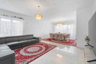 <p>Ben je op zoek naar een goed onderhouden appartement met 3 slaapkamers in Burcht? Lees hier dan zeker even verder!</p>

<p> </p>

<p>De conform gekeurde elektrische installatie en gunstige EPC-score, de uitstekende staat van onderhoud en afwerking en de nabijheid van invalswegen en openbaar vervoer zijn slechts enkele troeven van dit appartement!</p>

<p> </p>

<p><u>Indeling:</u></p>

<p><u>2deV:</u> het appartement zelf bevindt zich met een oppervlakte van 100m² op de tweede verdieping van een klein gebouw.</p>

<p>Langs de inkomhal (8m²) komen we bij de grote leefruimte (35m²) en de volledig ingerichte keuken (9m²). Let vooral ook op het schuifraam die toegang geeft tot het balkon en de tegelvloer, die super makkelijk is in onderhoud. De 3 slaapkamers van 14m², 11m² en 7m² bevinden zich aan de achterzijde van het gebouw en bieden voldoende rust en comfort. Eén ervan geeft ook hier toegang tot het terras (8m²). Tenslotte is er nog de badkamer (3m²) met ligbad en douche, een aparte wc en een berging.</p>

<p> </p>

<p>Interessant weetje: </p>

<p>Er is geen syndicus, er is geen lift en er zijn geen maandelijkse kosten! </p>

<p>Er wordt enkel € 30 per maand voorzien, voor de betaling van de blokpolis en de elektriciteit van de gemeenschappelijke hal.</p>

<p> </p>

<p>Wenst u graag een bezichtiging ?</p>

<p>Contacteer dan snel uw makelaar ! </p>