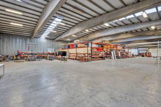 Dit bedrijfsgebouw heeft een totale oppervlakte van 3.526 m², waarvan 3.066 m² magazijnruimte en 460 m² kantoorruimte. Het magazijn heeft een...