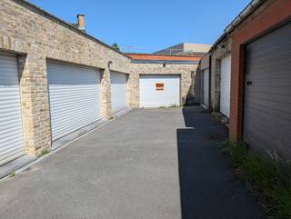 <p>Te koop in Adinkerke: eigendom bestaande uit <strong>2 voormalige handels-/woongebouwen</strong> gelegen aan <strong>Garzebekeveldstraat 1 en 3</strong>, met een <strong>totale gevelbreedte van ca. 16,40 m</strong> en een diepte van de woningen van ongeveer <strong>11 m</strong>.</p>
<p>Achteraan bevindt zich een <strong>ruime loods/garage</strong> van circa <strong>19 m x 5,20 m</strong>, die bovendien bereikbaar is via de <strong>Slachthuisstraat</strong>. Deze bijkomende toegang vormt een belangrijke troef en biedt extra gebruiks- en ontwikkelingsmogelijkheden.</p>
<p>De 2 voorliggende gebouwen deden vroeger dienst als <strong>tabakswinkel</strong>, maar zijn vandaag vooral interessant als <strong>afbraak- en herontwikkelingsproject</strong>. Dankzij de mooie gevelbreedte, de aanwezige achterliggende loods en de extra toegang achteraan, biedt dit eigendom interessante perspectieven voor wie op zoek is naar een perceel met potentieel voor <strong>nieuwbouw of een nieuw project</strong>, mits naleving van de geldende stedenbouwkundige voorschriften.</p>
<p>Een interessante opportuniteit voor ontwikkelaars, investeerders of kopers met toekomstvisie.</p>
<p><strong>Troeven:</strong></p>
<ul>
<li>2 gebouwen aan Garzebekeveldstraat 1 en 3</li>
<li>Gevelbreedte ca. <strong>16,40 m</strong></li>
<li>Diepte gebouwen ca. <strong>11 m</strong></li>
<li>Achterliggende loods/garage ca. <strong>19 m x 5,20 m</strong></li>
<li>Toegang achteraan via de Slachthuisstraat</li>
<li>Interessant afbraak- en herontwikkelingspotentieel</li>
</ul>
<p><strong>Meer info of bezoek via Immo ADK.</strong></p>
