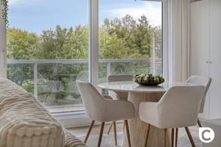 <p><span>Comfortabel wonen op de Fruithoflaan: Lichtrijk 1-slaapkamerappartement met ruim terras!</span></p><p><span>Droomt u van zorgeloos en energiezuinig wonen op een gegeerde toplocatie? Dit uitstekend onderhouden 1-slaapkamerappartement bevindt zich op de derde verdieping van een goed onderhouden gebouw op de populaire Fruithoflaan te Berchem. Het gebouw beschikt over een lift én het comfort van een conciërge. Met een moderne warmtepomp, dubbele hoogrendementsbeglazing, een gunstige EPC B-score (110 kWh/m²), conforme elektriciteit én een asbestveilig attest woont u hier 100% zorgeloos. Voeg daar nog het prachtige zicht op de rustgevende, gemeenschappelijke binnentuin aan toe en u geniet van een uitzonderlijk wooncomfort!</span></p><p><span> </span></p><p><span>Woonkamer, Open keuken &amp; Bijkeuken</span></p><p><span>Zodra u de leefruimte binnenstapt, valt de enorme lichtinval en het ruimtelijke gevoel op dankzij de royale raampartijen. De moderne open keuken is naadloos geïntegreerd en volledig geïnstalleerd met alle nodige inbouwtoestellen voor optimaal kookplezier. </span></p><p><span> </span></p><p><span>Slaapkamer &amp; Badkamer</span></p><p><span>De volwaardige slaapkamer is een oase van rust en reeds voorzien van praktische, op maat gemaakte inbouwkasten. De verzorgde badkamer is ingericht met een heerlijk ligbad, een comfortabel douchescherm en een lavabomeubel. In de hal bevindt zich een apart gastentoilet en een aparte berging voor wasmachine en droogkast. </span></p><p><span> </span></p><p><span>Breed terras met groenzicht</span></p><p><span>Via de grote schuiframen in de leefruimte stapt u zo het ruime terras over de volledige breedte van het appartement op. Hier geniet u in alle rust van een heerlijk zicht op de fraai aangelegde gemeenschappelijke binnentuin, een uniek stukje groen en privacy midden in de stad.</span></p><p><span> </span></p><p><span>Toplocatie op de Fruithoflaan</span></p><p><span>De Fruithoflaan staat bekend om haar uitstekende levenskwaliteit. Winkels, supermarkten, parken, openbaar vervoer (tram en bus) en gezellige horeca bevinden zich op wandelafstand. Bovendien geniet u van een snelle verbinding naar het centrum van Antwerpen en de belangrijkste invalswegen (E19/A12/Ring).</span></p><p><span> </span></p><p><span>Kelder</span></p><p><span>Een privatieve kelderberging is eveneens inbegrepen in de prijs.</span></p><p><span> </span></p><p><span>Troeven</span></p><p><span>- Duurzaam &amp; Toekomstgericht: Verwarmd via een warmtepomp, dubbele HR-beglazing en een uitstekend EPC B (110 kWh/m²).</span></p><p><span>- 100% Zorgeloos: Elektriciteit conform goedgekeurd en asbestveilig.</span></p><p><span>- Topterras: Breed terras over de volledige breedte van de woning met zicht op de binnentuin.</span></p><p><span>- Luxe &amp; Comfort: Open keuken met alle toestellen, inbouwkasten in de slaapkamer en aparte wasberging.</span></p><p><span>- Goed onderhouden complex op de 3e verdieping met lift én conciërge.</span></p><p><span>- Toplocatie: Fruithoflaan te Berchem, nabij alle winkels, groen, OV en invalswegen.</span></p><p><span> </span></p><p><span>Kortom: een instapklaar, duurzaam en buitengewoon gezellig appartement op een toplocatie in Berchem. Plan snel uw bezoek!</span></p>