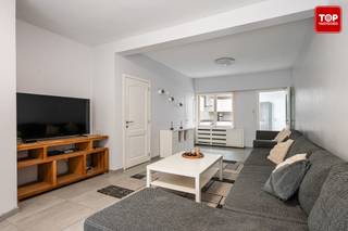 <p>Deze woning is gelegen in het centrum van Oostakker met op enkele stappen tal van winkelgelegenheid en openbaar vervoer.</p>
<p>Op het gelijkvloers bevindt zich een aangename en ruime leefruimte met aansluitend de volledig ingerichte keuken. Achteraan de woning vindt u de badkamer, uitgerust met een inloopdouche, toilet en wastafel.</p>
<p>De eerste verdieping beschikt over twee volwaardige slaapkamers.</p>
<p>Ook op de tweede verdieping bevinden zich twee bijkomende slaapkamers.</p>
<p><strong>Troeven</strong></p>
<ul>
<li>4 slaapkamers</li>
<li>Ruime leefruimte</li>
<li>Moderne keuken</li>
<li>Vernieuwde badkamer met inloopdouche</li>
<li>Centrale ligging</li>
</ul>
<p>Beschikbaar bij akte.</p>
<p>Contacteer Top Vastgoed op 0475 700 700 voor meer info en een bezoek.</p>