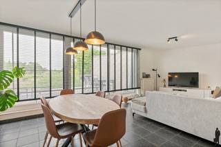 <strong>Centraal gelegen appartement met terras! </strong><br /><strong><br />Huurprijs: 1.100 euro per maand + 30 euro gemeenschappelijke kosten</strong><br /><strong>Kosten plaatsbeschrijving zijn 50/50 te betalen door huurder en verhuurder</strong><br /><strong>Huurwaarborg = 3 maanden huur</strong><br /><strong>Beschikbaar vanaf 01/07/2026</strong><br /><br /><strong>Indeling:</strong><br />- Inkomhal met vestiaire<br />- Toilet met handenwasser<br />- <strong>Volledig ingerichte open keuken</strong> uitgerust met inductie vuur, dampkap (SMEG), heteluchtoven, koelkast,.. <br />- <strong>Berging </strong>met <strong>aansluiting voor wasmachine en droogkast</strong><br />-<strong> Lichtrijke leefruimte</strong><br />-<strong> 2 slaapkamers</strong>, de oppervlakten van de slaapkamers bedragen:<br />Slaapkamer 1: ca. 13 m² <br />Slaapkamer 2: ca. 10 m²<br />- <strong>Badkamer met bad, douche en dubbele wastafel</strong><br />- <strong>Ruim terras met schuifraam</strong><br /><br /><strong>Algemeen:<br />- GEEN lift<br /></strong>-<strong> EPC Label A!</strong><br />- <strong>Garage </strong><br />-<strong> Gemeenschappelijke fietsenberging</strong> voor fietsen en vuilbakken<br />- <strong>2 gemeenschappelijke parkeerplaatsen<br /></strong>-<strong> </strong>Nabij openbaar vervoer en winkels, alles op wandelafstand!<strong><br /></strong>
