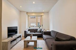 Deze instapklare woning is gelegen in Merelbeke Flora, op een aangename locatie met een uitstekende bereikbaarheid. Het station van Merelbeke bevindt zich vlakbij en ook Gent is vlot bereikbaar met de fiets, het openbaar vervoer of de wagen. Winkels, scholen en andere dagelijkse voorzieningen bevinden zich in de nabije omgeving. Dankzij de nabijheid van de R4 en E40 zijn er bovendien goede verbindingen in alle richtingen. In de straat zijn voldoende parkeermogelijkheden.<br /><br /><span>Via de inkomhal komt u binnen in de woonkamer welke uitkijkt op de koer. Verder op de gelijkvloerse verdieping vinden we achtereenvolgend de keuken, een apart toilet, de badkamer en een ruime berging. De woning telt drie ruime slaapkamers. Twee slaapkamers (15 m² &amp; 12 m²) zijn gelegen op de eerste verdieping en de derde slaapkamer (18 m²) omvat de volledig ingerichte zolderverdieping, welke ook kan dienen als bureau.<br /><br />Er worden door de eigenaars nog </span>energiebesparende maatregelen uitgevoerd<span> met als doel de energiezuinigheid van de woning te verbeteren en een gunstiger EPC te bekomen.</span><br /><br />💶 Huurprijs: € 1.050 /maand<br />⚡ Elektriciteit en water is ten laste van de huurder<br />📆 Vrij vanaf 15 december 2026 (vroeger bespreekbaar)<br />🏠 Domicilie verplicht<br /><br />Meer weten of een bezoek plannen?<br />📞 Gaethan: 0471 08 30 35 | 📧 Mail: gaethan@abitos.be