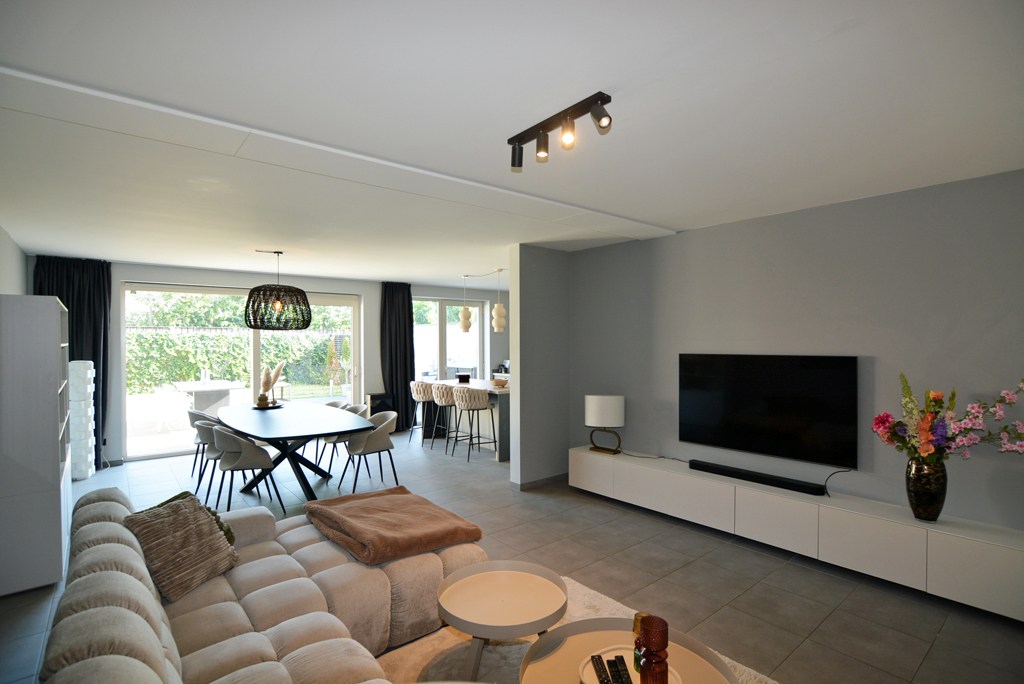 Gelijkvloers appartement met 2 slpk, ruim terras, tuin en 2 autostandplaatsen. - foto 4