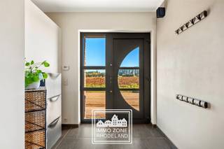 <p>"ABSOLUTE TOPPER" - Afspraak ENIGE BEZOEKDAG ENKEL telefonisch via Randy Remue op 0479/ 99. 99. 90, meer info en foto's via Facebook "Remue Randy" - LIKE de pagina en blijf op de hoogte van alle nieuwe woningen. De stukken van de woning zijn te consulteren op www.immo-zone.be. Deze sublieme instapklare woning met 3 slaapkamers en diepe tuin vinden we terug te Groenestraat 61, Sint-Lievens-Houtem. Indeling: Op het gelijkvloers kom je binnen via de inkomhal, die toegang geeft tot de lichtrijke leefruimte met zithoek en eetplaats. De grote raampartijen zorgen voor een mooie lichtinval en bieden een aangenaam zicht op de omgeving. De moderne keuken is praktisch ingericht en beschikt over een kookeiland met barfunctie, ideaal om tijdens het koken gezellig samen te zijn. Verder bevindt zich op het gelijkvloers de eerste badkamer, uitgerust met een ligbad, een inloopdouche en wastafel. Ook treffen we hier de eerste slaapkamer. Op het 1e verdiep treffen we nog 2 volwaardige slaapkamers en de tweede badkamer. De woning beschikt over een volledig omheinde tuin met terras. Deze sublieme woning in Sint-Lievens-Houtem is een ABSOLUTE TOPPER voor starters, gezinnen en investeerders. Gelegen dichtbij de dorpskern met winkels, openbaar vervoer, scholen en op 5 km van de autosnelweg. P-score: A / G-score: A. <br />VOOR ZEER SNELLE BESLISSERS!!<br />IMMO ZONE RHODELAND - RANDY REMUE - 0479/ 99. 99. 90 </p>