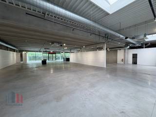 Gloednieuwe <strong>handelsruimte </strong>met een oppervlakte van 768 m² te huur. Fantastisch gelegen langs de commerciële Antwerpsesteenweg op amper 950 m van de op- en afrit 3 Oostakker van de R4. Vlotte bereikbaarheid met het openbaar vervoer.<br /><br />Het moderne handelspand bevindt zich op het gelijkvloers. De casco ruimte wordt instapklaar afgewerkt, op maat volgens uw wensen en noden, in samenspraak met de ontwikkelaar. Geniet dankzij de talrijke raampartijen van veel natuurlijk lichtinval.<br />In combinatie met de ligging is dit dé ideale locatie om uw bedrijf in de kijker te zetten. <strong>Ruime parkeermogelijkheden</strong> met aanwezigheid van laadpalen.<strong> Onmiddellijk beschikbaar! </strong>Ook <strong>andere oppervlaktes</strong> mogelijk (met kantoren) van 351 m² tot 1.131 m².<br /><br />Contacteer<strong> PANORAMA B2B </strong>voor bijkomende inlichtingen of een vrijblijvend plaatsbezoek <strong>09 225 09 02</strong>.