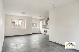 Dit nieuwbouwcomplex wacht nog enkel op een - afwerking om er een mooi collectief pand van te maken. Het bestaat uit drie appartementen, waarbij de onderste twee bestaan uit een mooie leefruimte met open keuken, een badkamer en twee mooie slaapkamers. Ze hebben beiden ook een heel ruim terras, zodat ook het buitenleven hier nooit veraf is. Het dakappartement bevat tevens een mooie leefruimte met open keuken, een badkamer en een grote slaapkamer met en-suite badkamer. Ook hier is er voorzien in een terrasje. Achteraan het gebouw zijn er vier ruime garages aanwezig. De indrukwekkende traphal maakt het plaatje compleet. Inschrijven via mail naar tommy@immo-home.be, geen telefonische inschrijvingen! Volg ons op Fb en Insta. Voor meer info: www.immo-home.be. GRATIS SCHATTING & GRATIS FINANCIEEL ADVIES