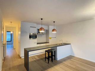 <p><span>Quares - Group TREVI presenteert :<br />Stijlvol en lichtrijk appartement met terras in hartje A'pen<br /><br />Indeling:<br /></span><span>Het appartement is gelegen op de 3de verdieping en bereikbaar via de lift of trap. De inkomhal is voorzien van een ingemaakte vestiairekast. <br />Aan de achterzijde van het appartement bevindt zich het leefgedeelte. De ruime open keuken is voorzien van alle moderne comfort, van een inductiekookplaat tot een afwasmachine.<br />De aangename leefruimte geeft uit op het grote terras waar je zalig kan genieten met zicht op het groene binnenplein en daktuin.<br /><br />Het slaapgedeelte bevindt zich aan de voorzijde van het appartement. Hier zijn 2 slaapkamers voorzien (ca. 15 m² en ca. 11 m²) waarvan de kleinste perfect dienst kan doen als kinderkamer, logeerkamer of bureau.<br />De badkamer is uitgerust met een inloopdouche en lavabomeubel. <br />Verder is het appartement voorzien van een apart toilet en een berging met aansluiting voor de wasmachine.<br /><br />Het appartement beschikt bovendien over een private kelderberging (nr 15). Een autostaanplaats (nr 6) kan bijgehuurd worden aan €125 per maand.<br /><br />Gemeenschappelijke kosten: 100 EUR per maand (provisie voor onderhoud en elektriciteit gemeenschappelijke delen).<br /><br /></span><span>Omgeving: <br /></span><span>Dit appartement is gelegen in het recente project "Stamps". Het bevindt zich op 300 m van de Groenplaats en op 500 m van de Universiteit Antwerpen.<br />Ten midden van het stadscentrum kan je toch genieten van alle rust!<br /><br /></span><span>Extra's:</span></p>
<ul>
<li><span>Voorzien van een fietsenberging, autostaanplaats en private kelder </span></li>
<li><span>Onmiddellijk beschikbaar</span></li>
</ul>