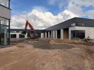 Moderne, kwalitatieve KMO-unit op de voormalige Sega-Meat site aan de Ricksteenweg 23B. Strategisch gelegen nabij de N50 en E403, midden in de regio Torhout-Tielt-Roeselare.Specificaties:- Oppervlakte: ca. 144 m²- Parkeren: 1 privatieve staanplaats inbegrepen (P14)- Toegang: Geïsoleerde elektrische sectionaalpoort met afzonderlijke loopdeur.- Lichtinval: Voorzien van 2 raampartijen en een lichtstraat voor veel natuurlijk licht.- Vrije hoogte: Ca. 6,5 tot 7 meter.- Technieken: Individuele aansluitingen voor water en elektriciteit (3f400V-40A).- Staat: Nieuwbouw in casco conditie- Zonnepanelen aanwezigBestemming:- Ideaal voor ambacht, opslag, KMO-activiteiten of B2B-groothandel.(Geen autonome kantoren, horeca of B2C toegestaan).Financieel:- Excl. btw - Onroerende voorheffing ten laste van de huurder- Syndic: Maandelijks voorschot van € 50 voor gemeenschappelijke kosten.Interesse in deze nieuwe uitvalsbasis? Contacteer ons voor meer informatie of een bezoek ter plaatse!