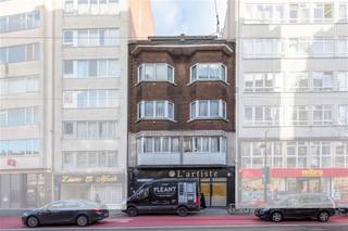 <p>Rendabele opbrengsteigendom met handelsgelijkvloers <br /><br />Uitstekende opbrengsteigendom bestaande uit een handelsgelijkvloers, drie appartementen en twee studio’s. Het pand staat gekend als winkel met drie appartementen en combineert commerciële visibiliteit met residentiële verhuur, wat resulteert in een stabiele en gespreide huuropbrengst.</p><p>Huuropbrengsten:<br />- Winkel (gelijkvloers): € 1.800 / maand<br />- 3de verdieping: € 680 / maand<br />- 2de verdieping: € 720 / maand<br />- 1ste verdieping (3 units): € 600 – € 625 – € 650 maand</p><p>Bruto rendement: ± 8,5%, na indexering kan dit verder oplopen!<br />Deze eigendom vormt een uitstekende investeringsopportuniteit voor wie op zoek is naar onmiddellijk rendement, waardevast vastgoed en toekomstig meerwaardepotentieel.</p><p>Interesse? Neem gerust contact op voor meer informatie of een bezichtiging: info@markasa.be of 03/827.72.92</p><p> </p><p><span><span> </span></span></p>
