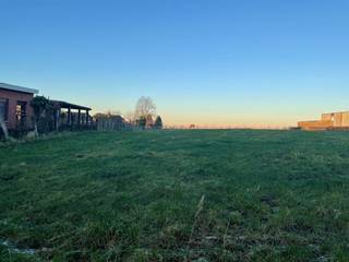 De knappe bouwgrond van 17,45 meter breed en ongeveer 85 meter diep is ideaal gelegen te Attenhoven, op een boogscheut van het centrum en station...