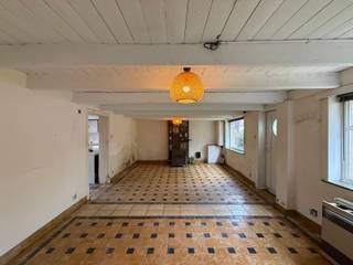 Op een tweetal minuten van de oprit van de E40 richting Brugge, de Kust en Gent vinden we dit leuke renovatiepand dat bestaat uit een leefruimte, een aparte keuken met voutekelder, een garage/schuur en een tuin voor en achteraan de woning. Op de verdieping zijn er drie slaapkamers en een badkamer. Perfect gelegen want op fiets- en wandelafstand vind je alles qua winkels, de school, sportfaciliteiten en het station. Op 450m bevindt zich het kanaal Gent-Brugge waar je kan wandelen en fietsen langs het water. <br /><br />De ideale eigendom voor wie graag een renovatieproject wil of graag een nieuw wil na afbraak en dat op een uitstekende ligging. Mooi stuk grond van 369m2.<br /><br /><span>Gelijkvloers (100m2):</span><br />Living (28m2) met tegelvloer en houtkachel - keuken (12,7m2) ingericht met gasbekken, dampkap en kasten - voutekelder (7m2) - tuin met berging (14m2)<br />Garage/schuur (31m2) met mezzanine<br /><br /><span>1ste Verdieping (40m2):</span><br />Nachthal - 3 slaapkamers (9m2, 10,5m2, 5,5m2) - badkamer (10m2) met toilet, douche en meubel met lavabo<br /><br /><span>Algemeen:</span><br />- ramen in PVC met dubbele beglazing, deels met rolluiken<br />- perfecte ligging tov E40<br />- op fiets- en wandelafstand van de winkels, scholen en openbaar vervoer<br />- op 450m van het kanaal Gent-Brugge<br />- P-score: A<br />- G-score: A<br />- Sted. inlichtingen: in aanvraag
