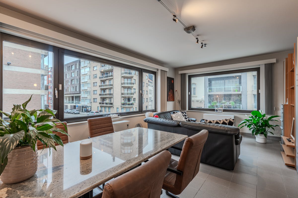 Lichtrijk 2-slaapkamer hoekappartement te koop te Oostende - foto 2