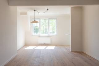 Droom je van elke ochtend wakker worden met licht en rust? In de gegeerde Rubenstraat vind je dit speels en kwalitatief totaal gerenoveerde appartement op de tweede verdieping.<br /><br />Hier woon je in alle rust, terwijl winkels, openbaar vervoer en belangrijke invalswegen zich op een steenworp bevinden.<br /><br />Het appartement werd met veel zorg en oog voor detail vernieuwd. Hoogwaardige materialen, een slimme indeling en een warme, hedendaagse afwerking zorgen voor een unieke woonervaring.<br /><br />De lichtrijke leefruimte vormt het hart van de woning en sluit naadloos aan op de open, volledig uitgeruste keuken. De doordachte indeling zorgt voor een aangenaam en ruimtelijk gevoel.<br /><br />Verder beschikt het appartement over twee comfortabele slaapkamers, een stijlvolle badkamer met kwalitatieve afwerking en een extra lichtrijke zolderkamer die perfect dienst kan doen als bureau, hobbyruimte of logeerkamer.<br /><br />Buitenruimte: een aangenaam balkon waar je in alle rust kan genieten.<br /><br />Troeven<br /><br />-Volledig gerenoveerd (instapklaar)<br /><br />-Veel natuurlijke lichtinval<br /><br />-Kelderberging inbegrepen<br /><br />-Mogelijkheid tot aankoop garagebox (€30.000)<br /><br />Een instapklare parel voor wie stijlvol en comfortabel wil wonen op een centrale locatie.<br />Attesten beschikbaar via: https://jamar.immo/<br /><br />Wg, Vg, Gvkr, Gmo, Gvv – geen overstromingsgevoelig gebied, geen worg