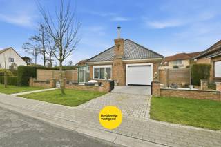 Deze instapklare bungalow bevindt zich op een rustige ligging nabij het bos én het centrum van De Haan. De woning, oorspronkelijk gebouwd in 1965, werd in 2023 grondig gerenoveerd. Daarbij werden onder meer het dak, de isolatie, spouwmuren, ramen, deuren, vloeren, keuken, badkamer en technische installaties vernieuwd (conforme elektrische keuring), wat resulteert in een comfortabele en energiezuinige woonst.<br /><br />De woning wordt verwarmd via centrale verwarming op aardgas, aangevuld met een Daikin-warmtepomp en een sfeervolle houtkachel in de woonkamer, die ook met pellets kan functioneren.<br /><br />Via de inkomhal komt u in de lichtrijke woonkamer met meerdere raampartijen en een gezellige kachel. Een schuifraam biedt directe toegang tot de veranda. Aansluitend bevindt zich de praktische keuken, uitgerust met kwalitatieve toestellen van AEG.<br /><br />Verder beschikt het gelijkvloers over meerdere bergruimtes, een gastentoilet met lavabo, een vestiaire en een technische ruimte met cv-ketel en aansluiting voor wasmachine. De inpandige garage (17,5 m²) biedt bijkomende opslagruimte en geeft toegang tot de zolder.<br /><br />De badkamer is ingericht met een dubbele lavabo, inloopdouche met glazen wand en een toilet. Daarnaast zijn er drie slaapkamers aanwezig.<br /><br />Via een zolderluik bereikt u de geïsoleerde zolder met twee Veluxramen, waar de mogelijkheid bestaat om twee extra slaapkamers en bijkomende zolderruimte te creëren.<br /><br />Een ideale woning voor wie comfortabel en rustig wil wonen in het centrum van De Haan!<br /><br />EPC: 168 kWh/m² - Label B