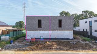 Moderne halfopen nieuwbouwwoning in ruwbouw – Singelstraat 69 in Heusden-Zolder!<br /><br />Moderne nieuwbouwwoning in ruwbouw met 3 slaapkamers, gelegen in een rustige en aangename omgeving in Berkenbos. Dankzij de gunstige ligging zijn winkels, scholen, belangrijke verbindingswegen en voorzieningen vlot bereikbaar.<br /><br />Deze stijlvolle halfopen bebouwing wordt opgetrokken in een lichte gevelsteen en combineert een strakke, moderne uitstraling met een praktische indeling en biedt de toekomstige eigenaar de mogelijkheid om de verdere afwerking volledig naar eigen smaak en wensen te bepalen.<br /><br />De woning beschikt over een bruto bewoonbare oppervlakte van 180 m² en is gelegen op een perceel van 4,22 are.<br /><br />Via de inkomhal komt men binnen in de woning, waar meteen de open en lichtrijke leefruimte tot zijn recht komt. De ruime zithoek en eetplaats sluiten mooi aan op de moderne keuken, waardoor een aangenaam en ruimtelijk geheel ontstaat. De grote raampartijen zorgen voor een overvloed aan natuurlijk licht en creëren een fijne verbinding met het terras en de achterliggende buitenruimte. Aansluitend aan de keuken bevindt zich een praktische berging, ideaal voor extra opslag en huishoudelijke voorzieningen. Verder is er op het gelijkvloers een apart toilet voorzien.<br /><br />Via de vaste trap bereikt men de eerste verdieping en bevinden zich 3 slaapkamers, waarvan één slaapkamer beschikt over een dressing, evenals een badkamer en een 2de toilet.<br /><br />De woning wordt als ruwbouw aangeboden en het perceel wordt vlak afgewerkt, zodat de toekomstige eigenaar meteen met de verdere aanleg en aanplanting kan starten.<br /><br />Ook buiten is er voldoende ruimte om volop van het wonen te genieten. Achteraan bevindt zich een ruim terras dat rechtstreeks aansluit op de leefruimte en toegang geeft tot de buitenruimte. De hedendaagse vormgeving met het strakke volume en het platte dak zorgt bovendien voor een moderne uitstraling.<br /><br />Pluspunten:<br />- Moderne en strakke architectuur;<br />- Rustige ligging in Berkenbos;<br />- 180 m² bruto bewoonbare oppervlakte;<br />- Grondopp. van 4,22 are;<br />- 3 slaapkamers, waarvan 1 met dressing;<br />- Ruime en aangename leefruimte;<br />- Regenwaterput ;<br />- Ideaal voor wie een moderne nieuwbouwwoning naar eigen smaak wil afwerken!<br /><br />Prijsindeling: <br />150.000 euro (grondwaarde) x 12% registratierechten = 18.000 euro <br />149.000 euro (constructiewaarde) x 21% btw = 31.290 euro<br />Totaalprijs excl. notariskosten = 348.290 euro<br /><br />Een interessante opportuniteit voor wie op zoek is naar een moderne halfopen nieuwbouwwoning in ruwbouw en de verdere afwerking volledig naar eigen wensen wil bepalen!<br /><br />Interesse? Voor een bezichtiging ter plaatse of meer info, bel ons op 078/78.78.70, of kom gerust binnen in ons kantoor — je bent steeds welkom!