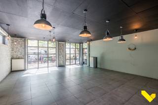 Handelspand met verschillende mogelijkheden.<br /><br />Deze eigendom is een ideale investering! <br /><br />Op vlak van oppervlakte hebben we hier 180m² beschikbaar, met vooraan een ruime verbruikersruimte, tussenin een afsluitbare werkruimte en achteraan mogelijkheden voor het plaatsen van koeling en grote toestellen. Naastliggende een volledig geïnstalleerde keuken en achteraan sanitaire voorzieningen voor dames en heren. <br /><br />Voor de zaak is er een volledig aangelegd terras en achter is er ook een terras dat nu dienst doet als parking.<br /><br />Tevens is er een grote opslagkelder voorzien met een rechtstreekse verbinding vanuit de zaak. <br /><br />Op vlak van ligging zitten we hier centraal op het Sint-Michielsplein in Oevel met voldoende parking voor de deur. Ook de vlotte verbinding naar de industrie en de E313 is hier zeker een commerciële meerwaarde.<br /><br />Bent u geïnteresseerd en wenst u een bezoek? Neem gerust contact met ons op, via het nummer 014 58 02 08.