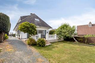 Immo Pické biedt u deze gunstig gelegen villa aan in Sint-Pieters-Leeuw, gelegen in de nabijheid van winkels, scholen, openbaar vervoer, invalswegen alle voorzieningen. Deze villa bestaat op de gelijkvloerse verdieping uit een inkomhal, een toilet, een ruime woonkamer met eethoek, een keuken, een berging en een inpandige garage (met douchekamer). Op de eerste verdieping beschikt deze woning over een nachthal, 3 ruime slaapkamers (26 m², 15 m², 13,50 m²) en een badkamer met bad, toilet en dubbele lavabo. De woning beschikt bovendien ook nog over een zolderruimte en een kelder die als stockage kunnen dienen. De woning beschikt reeds over dubbele beglazing (2007) en wordt verwarmd door een centraal verwarmingssysteem op gas. Achteraan beschikt deze woning nog over een groot terras en gezellige tuin. Voor de garage kan bovendien nog een extra wagen geparkeerd worden. Renovatieplicht van toepassing.
