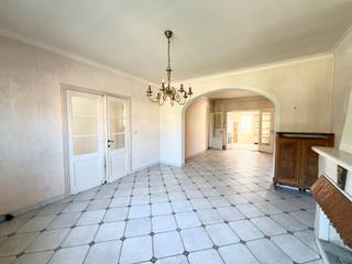 <span>Karaktervolle woning met 2 slaapkamers en grote tuin te koop. Ben je op zoek naar een rustig gelegen woning vlakbij Mechelen, met vlotte verbinding met belangrijke invalswegen en het natuur- en wandeldomein Mechels Broek op fietsafstand? Dan is dit exact wat je zoekt! Deze gezellige woning geniet van veel lichtinval, heeft twee slaapkamers (mogelijks 3) en een ruime zuidwest-gerichte tuin mét aparte doorgang naar de straat. Ideaal voor wie geniet van rust maar toch alles vlakbij wil hebben.<br /></span><br /><span>Indeling: de woning omvat op de gelijkvloers een hal, ruime leefruimte met decoratieve haarden, keuken met toegang tot de veranda, washok/berging en aparte wc. De zonovergote tuin kan je bereiken via de veranda of via het toegangspoortje naast de woning die uitgeeft op de straat. Wat zorgt voor een makkelijke doorgang voor je fietsen en het buitenzetten van de vuilbakken Op de eerste verdieping zijn er 2 slaapkamers en een badkamer met ligbad, lavabo en toilet. De zolder kan ingericht worden als derde slaapkamer. De woning is volledig onderkeldert met veel opbergruimte. Ook geniet de woning van een voortuin. <br /></span><br /><span>Concreet: gezellige woning met twee (mogelijks 3) slaapkamers, voor- én achtertuin en alle comfort gelegen in Muizen met een vlotte verbinding naar de E19 en het openbaar vervoer. Op amper 10 minuutjes ben je met de fiets in centrum Mechelen. Ideaal voor wie rustig wilt wonen, maar toch overal vlot wil geraken.<br />Twee garages bij te kopen voor €45.000,-</span><span><br /></span><span><br /></span><span>Aarzel niet ons te contacteren (per mail info@immosir.be of telefonisch 015/65.50.05) om een afspraak in te plannen.</span>