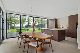 <p><span>Volledig gerenoveerde woning (HOB) op een prachtig perceel, met vier slaapkamers, twee badkamers, een garage en een ruime tuin met een weids uitzicht over de polders.</span></p><p><span>Op een aangename locatie in Hoevenen, vlakbij Kapellen, bevindt zich deze volledig gerenoveerde en verrassend ruime ééngezinswoning.</span></p><p><span>Dankzij de gunstige ligging geniet u van een vlotte verbinding met het centrum van Hoevenen en Kapellen en bevinden winkels, scholen, openbaar vervoer en belangrijke invalswegen zich in de nabijheid.</span></p><p><span>De woning is de ideale combinatie van comfortabel wonen en bereikbaarheid en dat in een rustige woonomgeving.</span></p><p><span>Via de inkomhal met gastentoilet betreden we de woning. Rechts bevindt zich een eerste volwaardige slaapkamer met en suite badkamer, uitgerust met een ruime inloopdouche en lavabomeubel. Links krijgen we toegang tot de leefruimte.</span></p><p><span>De lichtrijke leefruimte vormt samen met de open keuken het kloppende hart van de woning. De warme houten vloer, karaktervolle schouw en grote raampartijen creëren een bijzonder aangename sfeer! De volledig uitgeruste keuken met eiland biedt bijzonder veel werkblad- en kastruimte en sluit mooi aan op de eetplaats. Kamerbrede glaspartijen zorgen voor een overvloed aan natuurlijk licht en een prachtige verbinding met terras en tuin.</span></p><p><span>Verder vinden we op het gelijkvloers ook nog een polyvalente ruimte, geschikt als bureau, berging en/of wasplaats, en een ruime inpandige garage. Voldoende plaats voor wagen, fietsen en ...</span></p><p><span>Op de verdieping vinden we een nachthal, drie volwaardige slaapkamers en een tweede badkamer. Deze laatste is voorzien van een ligbad met douchevoorziening, dubbel lavabomeubel en toilet.</span></p><p><span>Ook buiten is het heerlijk vertoeven. Het ruime terras sluit rechtstreeks aan op de leefruimte en de keuken. Een garantie voor gezellige tuinfeestjes met familie en vrienden!</span></p><p><span>Men geniet hier bovendien van een mooi open zicht over de achterliggende velden, wat voor een heerlijk gevoel van rust en ruimte zorgt.</span></p><p><span>De tuin (met tuinhuis) biedt tenslotte nog heel wat mogelijkheden. Groene vingers? Dan kan je hier zeer zeker iets mee!</span></p><p><span>Interesse gewekt? Wel, dan hoor ik graag van U!</span></p>