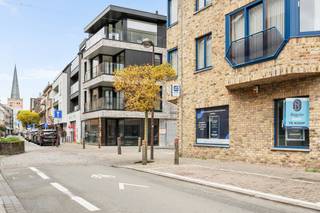 Topgelegen commerciële hoek, met mooie visibiliteit. Casco: 150m2, in te richten naar eigen smaak en goesting. Leuke open ruimte, 2 burelen, keuken...