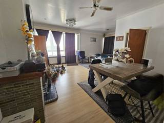 <p><span>2140: Xaveriusstraat : op wandelafstand Rivierenhof.</span></p><p><span> </span></p><p><span>Dit appartement op de derde verdieping bevindt zich tegelijk dicht bij de stad (de Roma, Turnhoutsebaan, Astridplein etc. maar eveneens dichtbij een groene omgeving.</span></p><p><span>Het appartement heeft 2 slaapmakers en ruime badkamer. Ook de living is groot en heeft veel lichtinval.</span></p><p><span>Fietsenstalling en een kelder zijn aanwezig. Er is ook een lift aanwezig.</span></p><p><span> </span></p><p><span>Indeling:</span></p><p><span> </span></p><p><span>hal: 5 m²</span></p><p><span>living: 30 m²</span></p><p><span>keuken: 6 m²</span></p><p><span>badkamer</span></p><p><span>slaapkamer: 12 m²</span></p><p><span>kamer: 4 m²</span></p><p><span> </span></p><p><span>Momenteel is het appartement verhuurd aan 620 € + provisie kosten. Als opbrengsteigendom dus eveneens mogelijk.</span></p><p><span> </span></p>