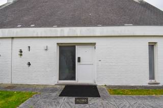 Deze ruime alleenstaande woning, gelegen op slechts 300 meter van het strand, biedt talloze mogelijkheden om tot een prachtig thuis te...