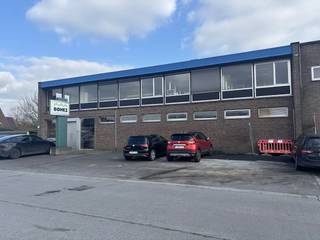 Op zoek naar een praktische kantoorruimte in Waregem?Dit kantoorgebouw van ca. 400 m² biedt een functionele werkruimte met voldoende parkeergelegenheid, inclusief enkele laadpalen.Gelegen op een vlot bereikbare locatie, ideaal voor bedrijven die nood hebben aan ruimte en goede toegankelijkheid.Bent u op zoek naar bedrijfsvastgoed bestaande uit een kantoor te huur in Waregem? Aarzel dan niet om ons te contacteren op het nummer 056 21 11 11.