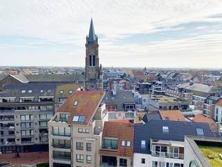 Volledig gerenoveerd en betaalbaar appartement met 1 slaapkamer gelegen op de 9<sup>e</sup> verdieping van complex "Costa Brava". Het appartement biedt een prachtig uitzicht op het centrum van Blankenberge en het hinterland. Via de ruime inkomhal op het gelijkvloers neemt u de lift naar het lichtrijke appartement op de 9<sup>e </sup>verdieping. De aparte inkom met ingemaakte kasten leidt u naar de living en de open keuken (keramische kookplaat, dampkap combi-oven en frigo, voorzien om een vaatwasser te installeren). Verder zijn er nog een apart toilet, een badkamer (douche en lavabo) en een ruime slaapkamer. Nieuwe dubbele beglazing. Fietsenberging. Optioneel is het mogelijk om een garagebox aan te kopen voor € 55.000. Elektriciteit is conform. Verhuurd aan 850 euro met garage. ( ideale investering ) .