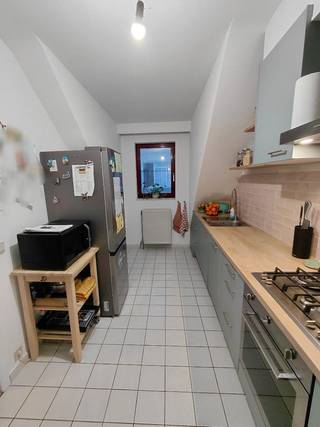 - 81 m² woonoppervlakte<br />- Gelegen op de 4de verdieping<br />- Personenlift aanwezig<br />- 2 slaapkamers<br />- Ruime en lichtrijke leefruimte<br />- Vernieuwde keuken (2021)<br />- Vernieuwde condensatieketel (2021)<br />- Apart toilet<br />- Privatieve kelderberging van ca. 4 m²<br />- Gedeelde autostaanplaats naast het gebouw<br />- EPC D (dicht bij label C)<br />- Uitstekende ligging nabij Park Spoor Noord, het Eilandje en Antwerpen-Centraal (Mobiscore: 9.6)<br /><br />Prijs appartement: €255 000<br />Prijs gedeelde autostaanplaats: €20 000<br /><br />De ligging is een absoluut pluspunt. Op enkele minuten wandelen of fietsen bereik je geliefde hotspots en plekken zoals Lina's, Graan, Viggo's, Park Spoor Noord, het Eilandje, Antwerpen-Centraal en Borgerhout. Hierdoor combineer je een levendige stadsomgeving met een uitstekende bereikbaarheid (trein, tram, bus, Vélo, ... aanwezig).<br /><br />Het appartement verwelkomt je met een ruime en lichtrijke leefruimte waar grote raampartijen zorgen voor een aangenaam open gevoel. De vernieuwde keuken (2021) is praktisch ingericht en uitgerust met een oven, gasfornuis, vaatwasser en aansluiting voor een wasmachine. Verder beschikt het appartement over een functionele badkamer en een apart toilet.<br /><br />Er zijn twee slaapkamers aanwezig: een ruime master bedroom en een tweede kamer die perfect dienst kan doen als kinderkamer, logeerkamer of thuisbureau.<br /><br />Extra bergruimte vind je in de privatieve kelderberging van ongeveer 4 m². Daarnaast is er een gedeelde autostaanplaats aansluitend aan het appartementsgebouw, een waardevolle troef in deze buurt.