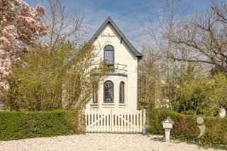 <p><span>Deze geheel gerenoveerde villa is gelegen te Spordel 1 Scherpenheuvel op een perceel van 13A 70Ca. </span></p><p><span>Een echte parel, een woning die u niet al te vaak meer zal tegenkomen gezien de charme van het pand in combinatie met de hoogwaardige afwerking die werd toepast bij de renovatie. </span></p><p><span> </span></p><p><span>De keuken is volledig uitgerust met al het nodige comfort qua toestellen alsook voldoende kastruimte. </span></p><p><span>Deze sluit naadloos aan bij de eetplaats alsook lichtrijke leefruimte, dankzij de vele grote raampartijen. </span></p><p><span> </span></p><p><span>Ook de badkamer straalt rust en luxe uit. Voorzien van een royaal ligbad, een dubbele inloopdouche, wastafel en een toilet. </span></p><p><span> </span></p><p><span>De woning is voorzien van vloerverwarming, ook in de badkamer. </span></p><p><span>En voor de warme zomerdagen kan u gebruik maken van de vele airco's die aanwezig zijn in de woning. </span></p><p><span> </span></p><p><span>Verder is de woning nog voorzien van een aparte bergruimte, een wasplaats met plaats en aansluiting voor uw wasmachine en droogkast. </span></p><p><span>Een ruime veranda die uitkomt in de Oostelijke tuin, echt een prachtig zicht! </span></p><p><span> </span></p><p><span>Op de eerste verdieping zijn er drie ruime slaapkamers, waarvan één nog met een in te richten aparte dressing. </span></p><p><span>Ook op de nachthal is nog een apart toilet voorzien. </span></p><p><span> </span></p><p><span>In de prachtige tuin rondom de woning kan u genieten van het zonnetje en echt tot rust komen. Aangeplant met talloze planten, bloemen en struiken. Een notenboom en de roze magnolia. En heeft u het fonteintje al gezien? </span></p><p><span> </span></p><p><span>Nood aan extra opbergruimte? Geen probleem, de kelder, het tuinhuis en het berghok zorgen voor de opslagruimte.</span></p><p><span>Tevens staat er in de tuin ook nog een te renoveren bijgebouw met 2 verdiepingen. Deze biedt zeer veel mogelijkheden, eventueel nog wat extra woonruimte, of een aparte studio? </span></p><p><span> </span></p><p><span>De locatie, die is uitermate top! </span></p><p><span>Een autoluwe straat, rust, een groene omgeving... En toch vlakbij allerlei winkels, bakker, slager, het centrum van Scherpenheuvel, scholen, de snelweg,...</span></p><p><span> </span></p><p><span>Nog een belangrijk weetje: de dakbedekking zijn </span><span>geen </span><span>asbest leien, dit werd gecontroleerd door de keurder. </span></p><p><span> </span></p><p><span>Benieuwd naar dit uniek pand? Plan je bezoek vandaag nog in via 016 15 31 15 of info@immolivit.be</span><span> </span></p><p><span> </span></p><p><span> </span></p>