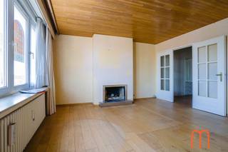 <strong>Vivre dans un emplacement de choix au cœur d’Ostende</strong><br />Dans l’emblématique Résidence Palmer House, située sur la très prisée Hendrik Serruyslaan, se trouve ce spacieux appartement au <strong>7</strong><strong>ᵉ</strong><strong> étage</strong> offrant une surface habitable de 95 m².<br />Grâce à sa situation centrale, vous profitez d’un cadre de vie exceptionnel, à proximité immédiate des commerces, restaurants, transports en commun et de la digue d’Ostende.<br /><br /><strong>Appartement entièrement à rénover avec un fort potentiel</strong><br />Cet appartement représente une opportunité unique pour les personnes à la recherche d’un projet de rénovation bénéficiant <strong>d’un emplacement premium</strong>.<br />Sa belle superficie et son agencement fonctionnel constituent la base idéale pour créer un appartement moderne et élégant selon vos goûts.<br />La situation au 7ᵉ étage offre également une belle luminosité naturelle ainsi qu’une agréable sensation d’espace.<br /><br /><strong>Atouts pratiques de l’appartement</strong><br /><span>Surface habitable : 95 m²</span><br /><span>Situé au 7ᵉ étage</span><br /><span>Appartement entièrement à rénover</span><br /><span>Cave privative dans la résidence</span><br /><span>PEB : 259 kWh/m² – Label C</span><br /><span>Année de construction : 1955</span><br /><span>Revenu cadastral : 815 €</span><br /><span>Chauffage central au mazout<br />Charges : 130 € par mois</span><br /><br /><strong>Situation centrale à proximité des commerces et commodités</strong><br />Cet appartement est situé dans le centre animé d’Ostende, avec toutes les commodités du quotidien accessibles à pied.<br />Supermarchés, commerces, restaurants, transports en commun et loisirs se trouvent à proximité immédiate, ce qui rend ce bien particulièrement intéressant comme résidence principale, seconde résidence ou investissement.<br /><br /><strong>Investir dans l’immobilier à Ostende</strong><br />Grâce à la combinaison de son emplacement, de sa superficie et de son potentiel de rénovation, cet appartement constitue une excellente opportunité sur le marché immobilier d’Ostende.<br />Vivre dans la charmante Résidence Palmer House, c’est choisir un emplacement central dans l’un des quartiers les plus recherchés de la ville.<br /> 
