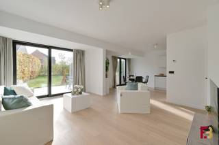 Op zoek naar een instapklaar appartement met tuin, rustig gelegen en toch vlak bij alle voorzieningen? Dan is dit gelijkvloersappartement in een kleine residentie zonder syndicus en zonder lift precies wat je zoekt!<br /><br />Bij het binnenkomen valt meteen de aangename indeling op. De inkomhal met apart toilet geeft toegang tot de zeer grote hoofdslaapkamer en een tweede slaapkamer, ideaal als logeerkamer, bureau of kinderkamer. Verder is er een praktische technische ruimte en een aparte berging.<br /><br />De badkamer is stijlvol afgewerkt met een inloopdouche en dubbele lavabo in meubel. Achteraan bevindt zich de lichtrijke leefruimte met open, volledig geïnstalleerde keuken, met uitzicht op het ruime terras en de aangename tuin. Dankzij het poortje achteraan is de tuin ook langs achter toegankelijk — handig voor fietsen of tuinmateriaal.<br /><br />Bij het appartement horen twee garages, die verplicht mee aan te kopen zijn - €50.000 voor de twee. Beide garages beschikken over elektriciteit en verlichting, en aangezien het de laatste twee garages in de rij zijn, bieden ze bovendien nog twee extra parkeerplaatsen. Ook hier is elektriciteit voorzien voor het monofasig opladen van een wagen.<br /><br />Qua ligging zit je hier helemaal goed: op slechts enkele minuten van de R4 en de op- en afrit van de E17, en met een tramhalte op amper 300 meter. Zo ben je in geen tijd in het centrum van Gent of op weg richting autosnelweg.<br /><br />Een rustig gelegen, energiezuinige appartement met alle comfort en een praktische indeling — ideaal voor wie op zoek is naar het gemak van een appartement, maar toch wil genieten van een tuin!