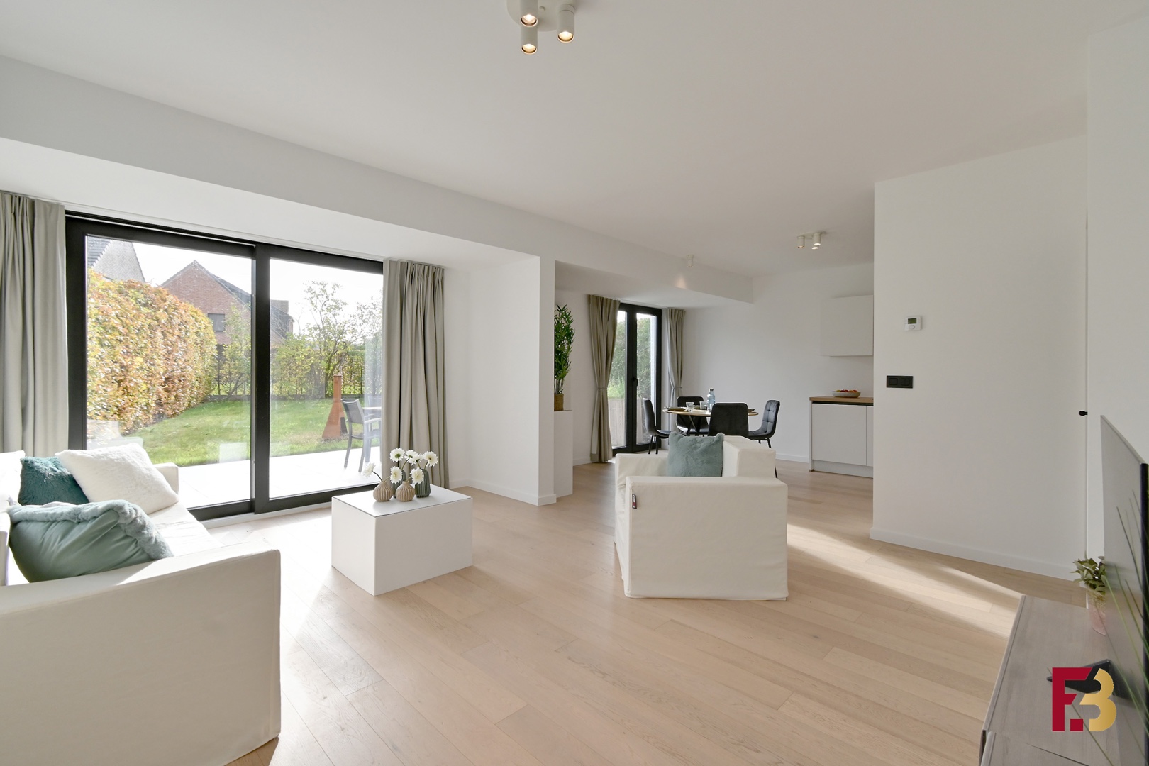 Gelijkvloersappartement met tuin en twee garages in hartje Zwijnaarde - foto 2