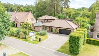 <p><span>Exclusieve Spaanse villa met 3 slaapkamers, poolhouse, zwembad en unieke haciënda-sfeer in Halle-Zoersel</span></p><p><span>In een rustige en residentiële straat in het geliefde Halle-Zoersel bevindt zich deze uitzonderlijke en karaktervolle Spaanse villa op een prachtig aangelegd perceel. De woning ademt sfeer, charme en vakantiegevoel dankzij haar unieke architectuur en de prachtig aangelegde tuin geïnspireerd op een authentieke haciënda.</span></p><p><span>Via de inkomhal komen we terecht in de stijlvolle open keuken met centraal kookeiland. Deze vormt het hart van de woning en sluit enerzijds aan op de lichtrijke veranda met prachtig zicht op de tuin en het zwembad, anderzijds op de warme en gezellige woonkamer. De leefruimte straalt karakter uit dankzij de zichtbare houten balken, de open haard </span></p><p><span>Op het gelijkvloers bevindt zich de royale masterbedroom met dressing en een luxueus vernieuwde badkamer uitgerust met ligbad, inloopdouche en wastafel. </span></p><p><span>Op de verdieping bevinden zich nog twee extra slaapkamers en een tweede badkamer met douche, toilet en lavabo.</span></p><p><span>De volledig aangelegde tuin vormt zonder twijfel één van de absolute blikvangers van deze eigendom. Het ruime terras, het zwembad, de exotische beplanting en de verschillende gezellige zithoeken creëren een unieke vakantiesfeer. Achteraan het perceel bevindt zich bovendien een groot poolhouse met eigen douche, ideaal als ontspanningsruimte, gastenverblijf of zomerbar.</span></p><p><span>Extra troeven:</span></p><ul><li><span>Unieke Spaanse villa met haciënda-uitstraling </span></li><li><span>Rustige toplocatie in Halle-Zoersel </span></li><li><span>3 volwaardige slaapkamers </span></li><li><span>Open keuken met kookeiland </span></li><li><span>Ruime en lichtrijke veranda </span></li><li><span>Groot poolhouse met douche </span></li><li><span>Dubbele inpandige garage </span></li><li><span>2 badkamers </span></li><li><span>Zonnepanelen aanwezig </span></li><li><span>Dak vernieuwd in 2022 </span></li><li><span>Instapklaar en perfect onderhouden </span></li><li><span>Prachtig aangelegde tuin met zwembad en volledige privacy </span></li><li><span>Karaktervolle architectuur met warme materialen en authentieke elementen </span></li></ul><p><span>Een unieke en zeldzame eigendom voor liefhebbers van charme, luxe en zuiderse sfeer, gelegen op een toplocatie in het groene Halle-Zoersel.</span></p><p><span>Interesse? Contacteer ons vandaag nog voor een exclusief bezoek ter plaatse.</span></p>