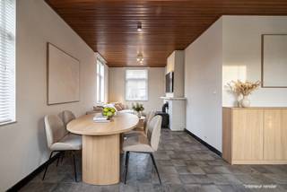 Voor meer info en foto’s, surf naar www.swevers.be – Deze te renoveren halfopen woning aan de Visvangststraat 38 in Koersel vormt een interessante basis voor wie een woning volledig naar eigen smaak wil inrichten. De rustige ligging, het hoekperceel en het park recht tegenover de woning zorgen voor een aangename woonomgeving.<br />De woning dateert uit 1930 en biedt een bewoonbare oppervlakte van 102 m² op een perceel van 257 m². Op het gelijkvloers bevindt zich een ruime leefruimte met verschillende raamopeningen, een keuken van circa 7,50 m² en een afzonderlijke berging. De eerste verdieping telt twee volwaardige slaapkamers van ongeveer 13 m² en 15 m², samen met een badkamer. Via een vaste trap bereik je de ruime zolder van circa 30 m². Deze biedt heel wat extra bergruimte en heeft potentieel om ingericht te worden als derde slaapkamer, bureau of hobbyruimte.<br />Ook buiten zijn er mogelijkheden. Het zuidwestelijk georiënteerde hoekperceel biedt een fijne basis om een aangename buitenruimte te creëren. Daarnaast beschikt de woning over een garagebox voor de wagen of extra opslag. De ligging combineert rust met een goede bereikbaarheid. Winkels en restaurants liggen op circa 400 meter, openbaar vervoer op 450 meter en scholen en ontspanning op ongeveer 500 meter. Ook be-MINE bevindt zich in de omgeving. Een woning met renovatiepotentieel, twee slaapkamers, een ruime zolder en een gunstig georiënteerd hoekperceel. Voor meer informatie, bel 011 255 155. Bron bewoonbare oppervlakte: EPC – verslag. Dit pand is onderworpen aan de renovatieverplichting van de Vlaamse overheid voor residentiële gebouwen (behoudens bij sloop binnen 5 jaar na de aankoop). Consulteer voor meer informatie de website van het Vlaams Energie- en Klimaatagentschap via https://www.vlaanderen.be/een-huis-of-appartement-kopen/renovatieverplichting-voor-residentiele-gebouwen.