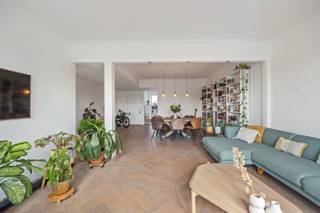 RUIM EN LICHTRIJK APPARTEMENT MET TERRAS IN HARTJE ANTWERPEN<br /><br />In de Consciencestraat, op een toplocatie in 2018 Antwerpen, vindt u dit charmante appartement van 125 m². Het pand dateert uit 1937 en werd ontworpen door architect B.J. Dupont, wat meteen zorgt voor een unieke uitstraling en karakter.<br /><br />Het appartement beschikt over een ruime leefruimte die baadt in het licht dankzij de zuid-oost oriëntatie, twee comfortabele kamers en een terras van 8 m² dat in 2023 volledig vernieuwd werd. Een absolute troef is de mogelijkheid om een extra dakterras te realiseren, waardoor u volop kan genieten van een prachtig uitzicht op de stad. <br /><br />De ligging is ideaal: op wandelafstand bereikt u Zurenborg, het Stadspark, het Theaterplein en het Centraal Station. Op fietsafstand liggen bruisende wijken zoals ’t Zuid en het Eilandje, waar u terechtkan voor cultuur, gastronomie en ontspanning.<br /><br />Het appartement combineert ruimte, licht en een uitstekende locatie met een uniek karakter. <br /><br />Troeven:<br />&gt; 125 m2 woonoppervlakte<br />&gt; Grote raampartijen met veel zonlicht<br />&gt; Vernieuwde badkamer (2020)<br />&gt; Slaapkamers met ingebouwde kasten<br />&gt; Vliegenramen<br />&gt; Vernieuwd terras (2023) met luifel<br />&gt; Mogelijkheid tot dakterras<br />&gt; Zeer rustige ligging zonder inkijk<br />&gt; Perfecte zuidoostoriëntatie <br /><br />Mogelijkheid tot het huren/ kopen van een parkeerplaats in de buurt.<br /><br />Indien interesse kan u mailen naar consciencestraat18@gmail.com.