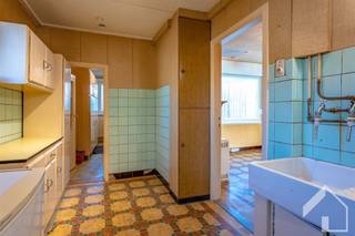 Maison de 350 m², destinée à être "vidée" ou éventuellement démolie. EPC : ......... (label .....). Disponible par acte notarié...