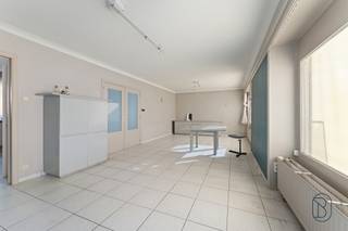 <p>Deze woning met ingebouwde praktijkruimte biedt enorm veel potentieel voor wie wonen en werken wil combineren op één locatie!<br /><br />INDELING: op het gelijkvloers bevindt zich een ruime praktijkruimte met rechtstreekse toegang tot de achterliggende tuin. Op de verdieping vind je de comfortabele woonruimte met een lichtrijke woonkamer, volledig ingerichte keuken, badkamer met douche en ligbad en een apart toilet. Vanuit de woonkamer heb je toegang tot een ruim terras, perfect om van de zon te genieten.<br /><br />TROEVEN: centrale verwarming op gas, grote garage met plaats voor twee wagens, ruim terras en tuin, én een instapklare, goed onderhouden woning in een degelijk gebouw uit 1960.<br /><br />OMGEVING: ideaal gelegen in het centrum, op wandelafstand van winkels, scholen, openbaar vervoer en alle dagelijkse voorzieningen.<br /><br />Bezoek na afspraak met IMMO BEGUIN:<br />📧 info@immobeguin.be</p>