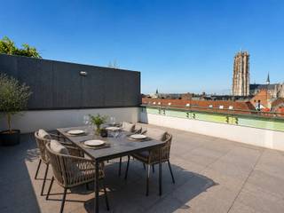 Welcome to this penthouse on the fifth floor in downtown Mechelen, located on the Dijle with the Vismarkt as a neighbor. AAA location with a view.You can enjoy a beautiful roof terrace (71m²) with stunning views over the historic city center. There is a spacious living room with high ceilings followed by a semi-open kitchen, entrance hall with 4-door vestibule and guest toilet. At the rear there are 2 bedrooms with fitted wardrobes and private bathrooms.Furthermore, the apartment has a laundry room and basement storage.Possibility of renting an underground parking space.